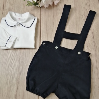 Conjunto infantil camisa branca com gola e calção preto com alças em madeira clara