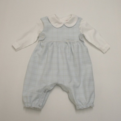 Macacão de bebé branco e azul claro com padrão de quadriculado