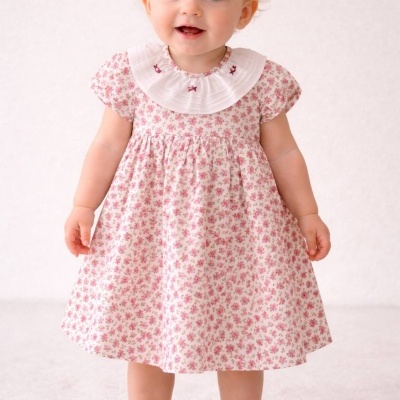 Vestido de bebé com padrão floral rosa e branco e gola branca bordada