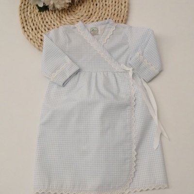 Vestido infantil azul claro com padrão de quadrados e renda branca