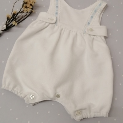 Macacão branco de bebé com alças largas e botões