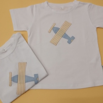 T-shirts brancas para crianças com desenho de avião em tecido às riscas azul e bege