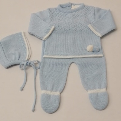 Conjunto de roupa de bebé azul clara em malha com casaco, calças e gorro.