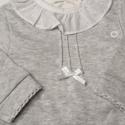 Pelele de bebé cinzento claro com gola branca rodada e laço