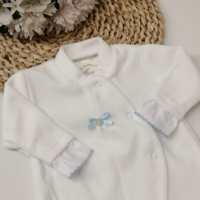 Macacão branco para bebé com laço azul e renda azul clara nas mangas
