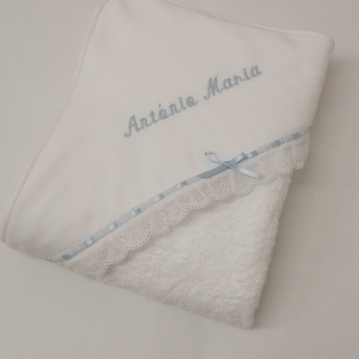 Fralda branca com bordado azul claro e fita com laço e renda na borda