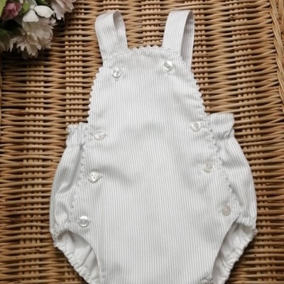 Fato de banho branco para bebé com alças e botões