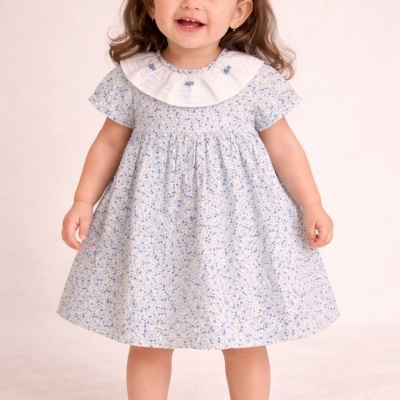 Vestido infantil azul com padrão floral e gola branca bordada