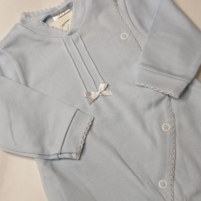 Pijama azul claro para bebé com botões de pressão e laço de fita