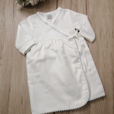 Robe de bebé branco com bolinhas cinzentas e acabamento azul claro