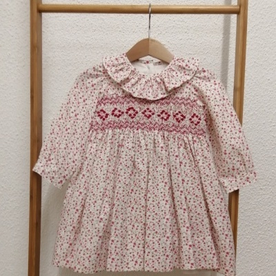vestido infantil branco com padrão de flores vermelhas e bordado vermelho