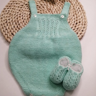 Macacão de malha azul claro para bebé com sapatinhos combinando em suporte de corda Bege