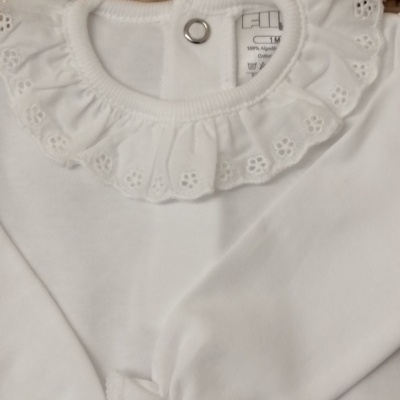 Body branco para bebé com gola rodada folhada e fecho de mola