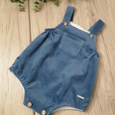 Macacão azul de veludo cotelê para bebé com botões de madeira