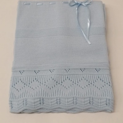 Manta de malha azul clara com laço e padrão trançado