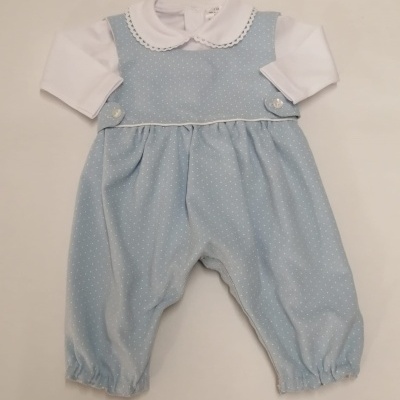 Macacão de bebé azul claro com gola branca e padrão de pontos brancos