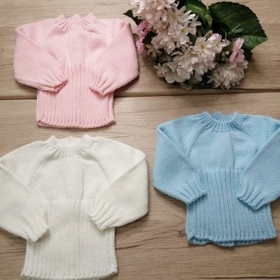 Camisolas de malha rosa, branca e azul claro para bebés com ramo de flores