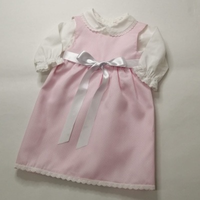 Vestido de bebé cor-de-rosa com camisa branca e fita branca na cintura