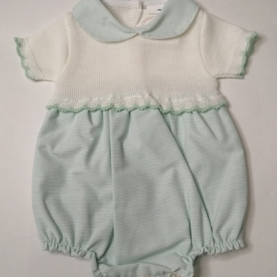 Macacão curto bebé malha branca e tecido listrado verde e branco