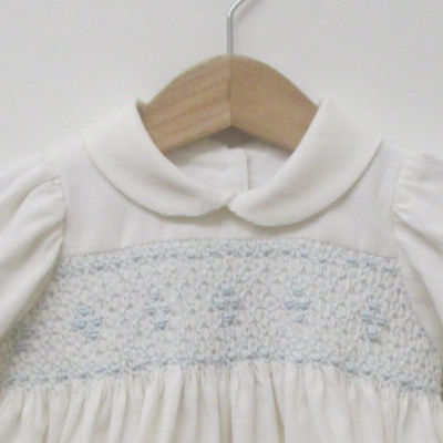 Camisola branca com bordado azul claro e gola redonda