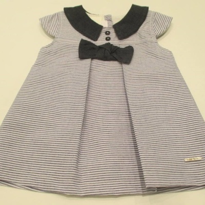 Vestido infantil às riscas brancas e azuis com gola e laço pretos