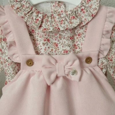 Conjunto de bebé floral com jardineira rosa claro e laço