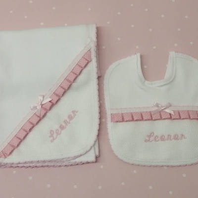Conjunto de fralda e babete bordados para bebé com nome Lenna, em branco e rosa
