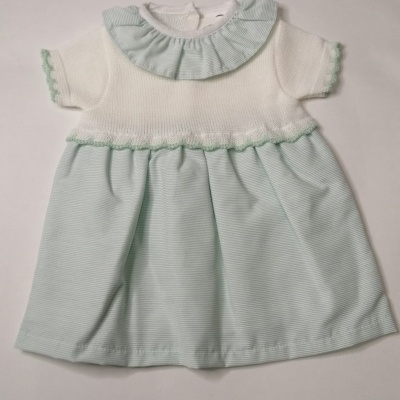 Vestido de bebé branco e azul claro com gola de folhos