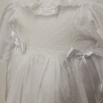 Vestido branco com renda e laços de cetim