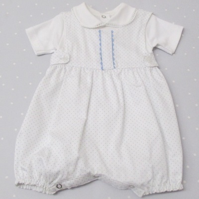 Macacão de bebé branco com padrão de pontos cinzentos e detalhe azul
