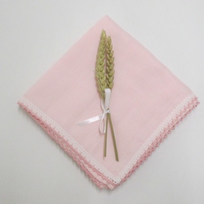 Lenço rosa claro com borda rendada e ramo de trigo amarrado
