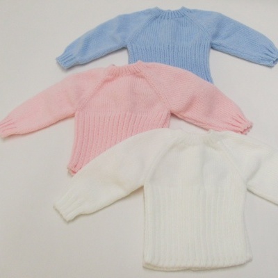 Três camisolas de malha para bebé nas cores azul, rosa e branca