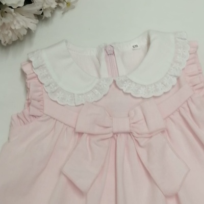Vestido infantil rosa claro com gola branca e laço