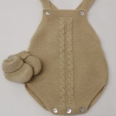 Macacão e sapatinhos de bebé em malha bege