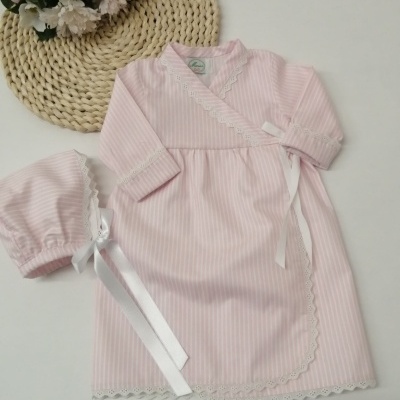 Vestido de bebé rosa claro com renda e gorro cor-de-rosa com fita branca