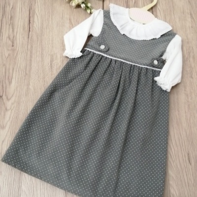 Vestido infantil cinza com bolinhas brancas e camisa branca com gola rendada