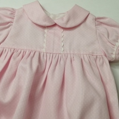 Vestido de bebé rosa claro com gola redonda e mangas curtas