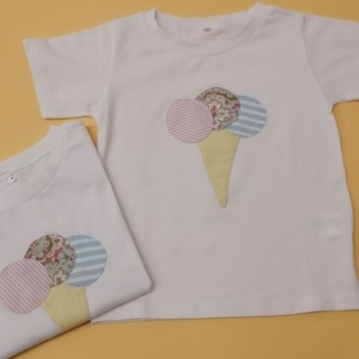 Dois t-shirts brancas com patch de gelado em tecido colorido