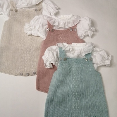 Vestidos de malha bege, rosa e azul claro para bebé com blusas brancas de mangas curtas franzidas