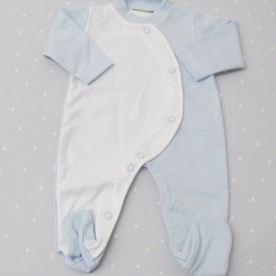 Pijama de bebé azul claro e branco com fechos de pressão e pés fechados
