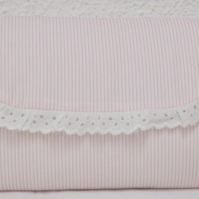 Bolsa cor-de-rosa com riscas finas e renda branca decorativa