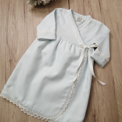 Vestido de bebé azul claro com renda e laço