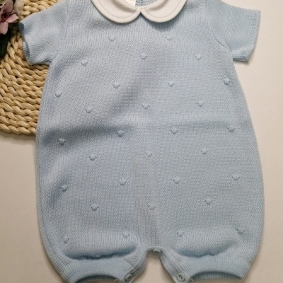 Macacão azul claro de malha com gola branca para bebé