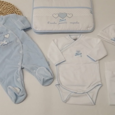 Conjunto de roupa de bebé azul e branco com bordados e texto