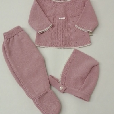 Conjunto de roupa de bebé rosa em malha com casaco, calça e touca