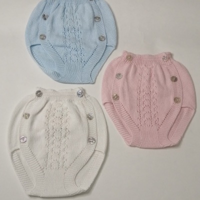 Três calções de bebé em malha azul claro, branco e rosa com botões prateados