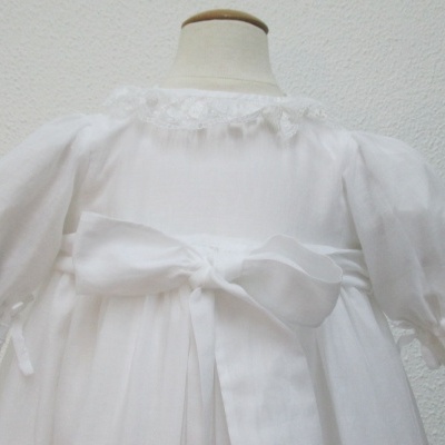 Vestido branco de bebé com mangas bufantes e laço
