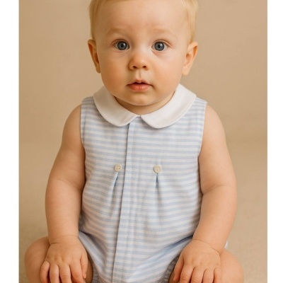 Bebé sentado com macacão listrado azul claro e branco com gola branca