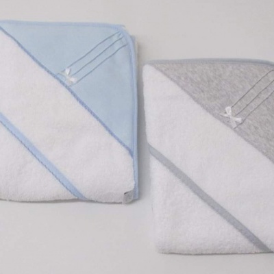 Dois toalhões de banho de bebé branco com azul claro e cinzento, cada um com capuz e laço decorativo