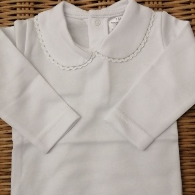 Body branco para bebé com gola arredondada e mangas compridas sobre vime
